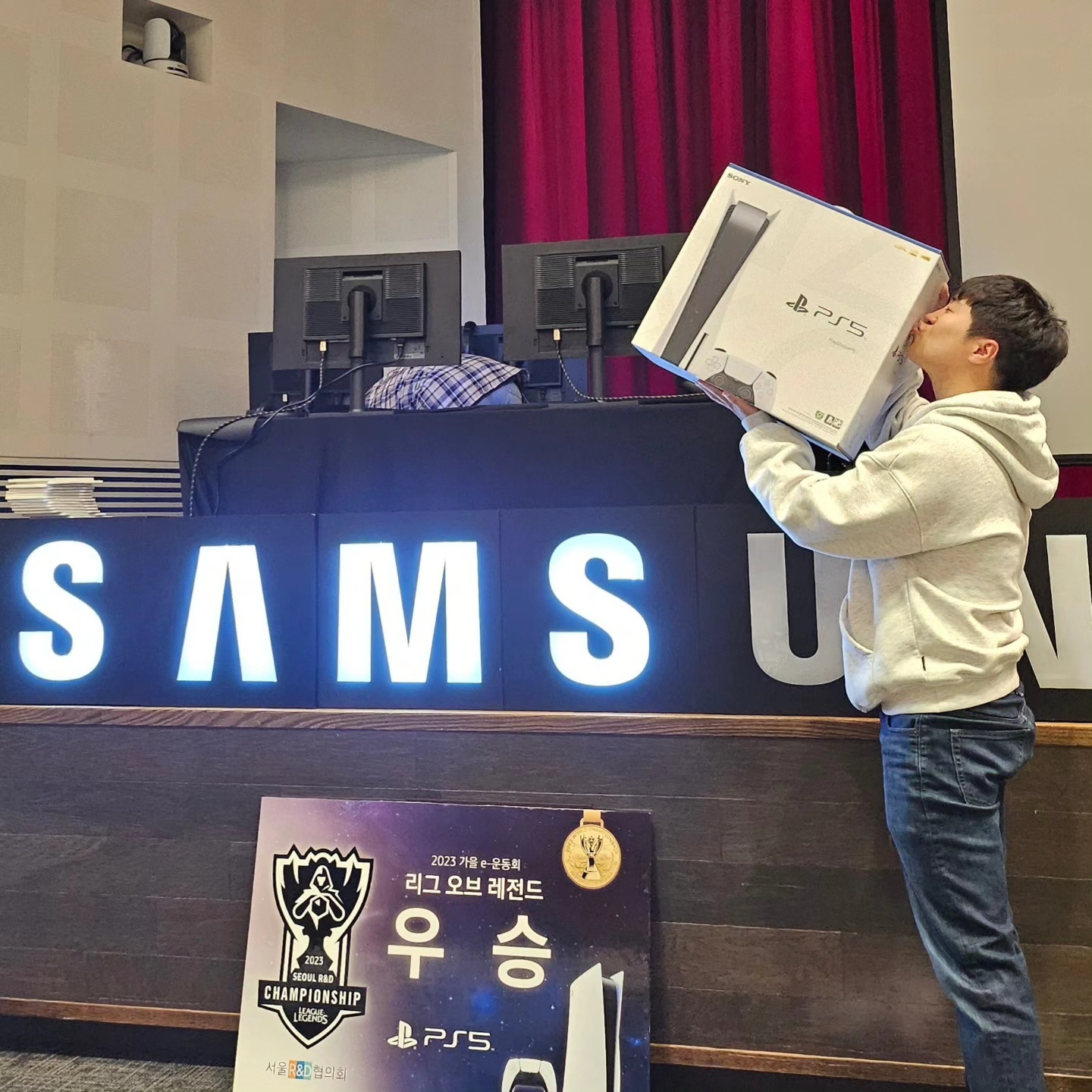 Yongseok Lee playing games